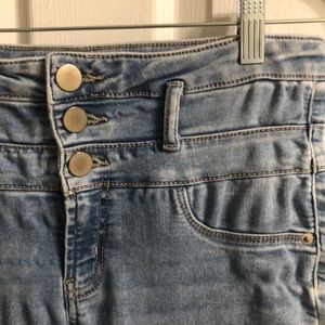 Cute button top mid rise jeans! Super stretchy!